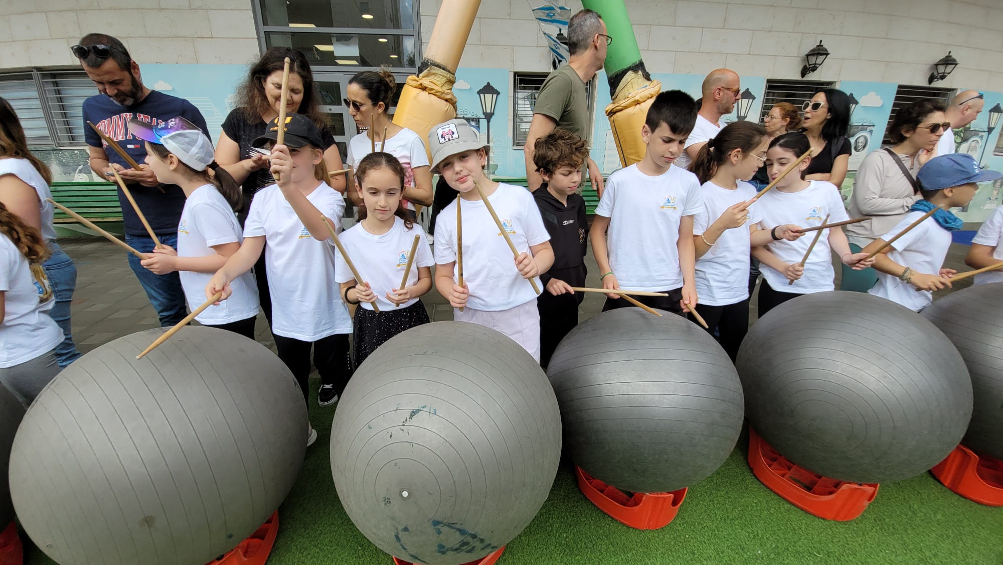 מתופפים על כדורים בחגיגות עצמאות 