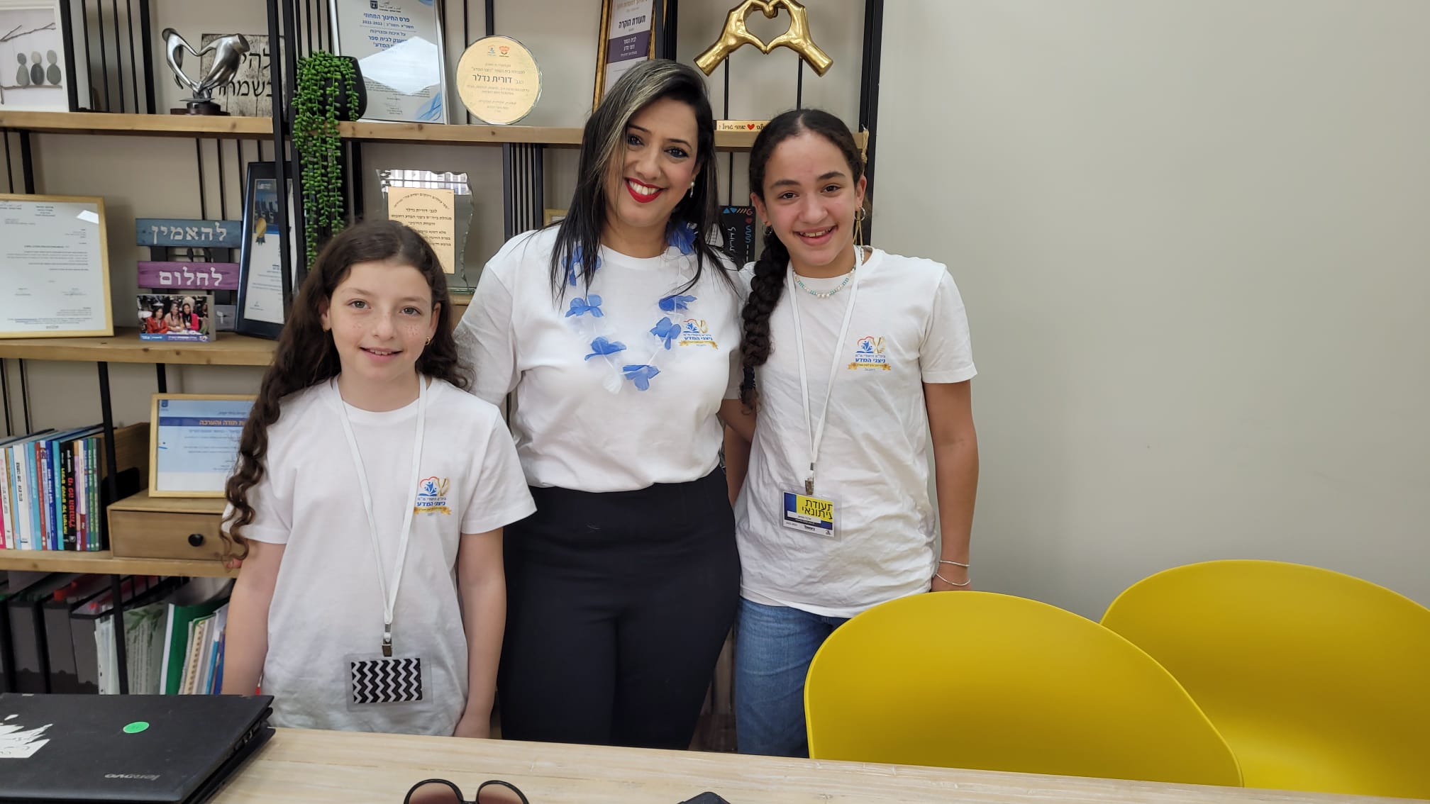 דורית מנהלת בית הספר עם ארבל ותמר מהמגזין