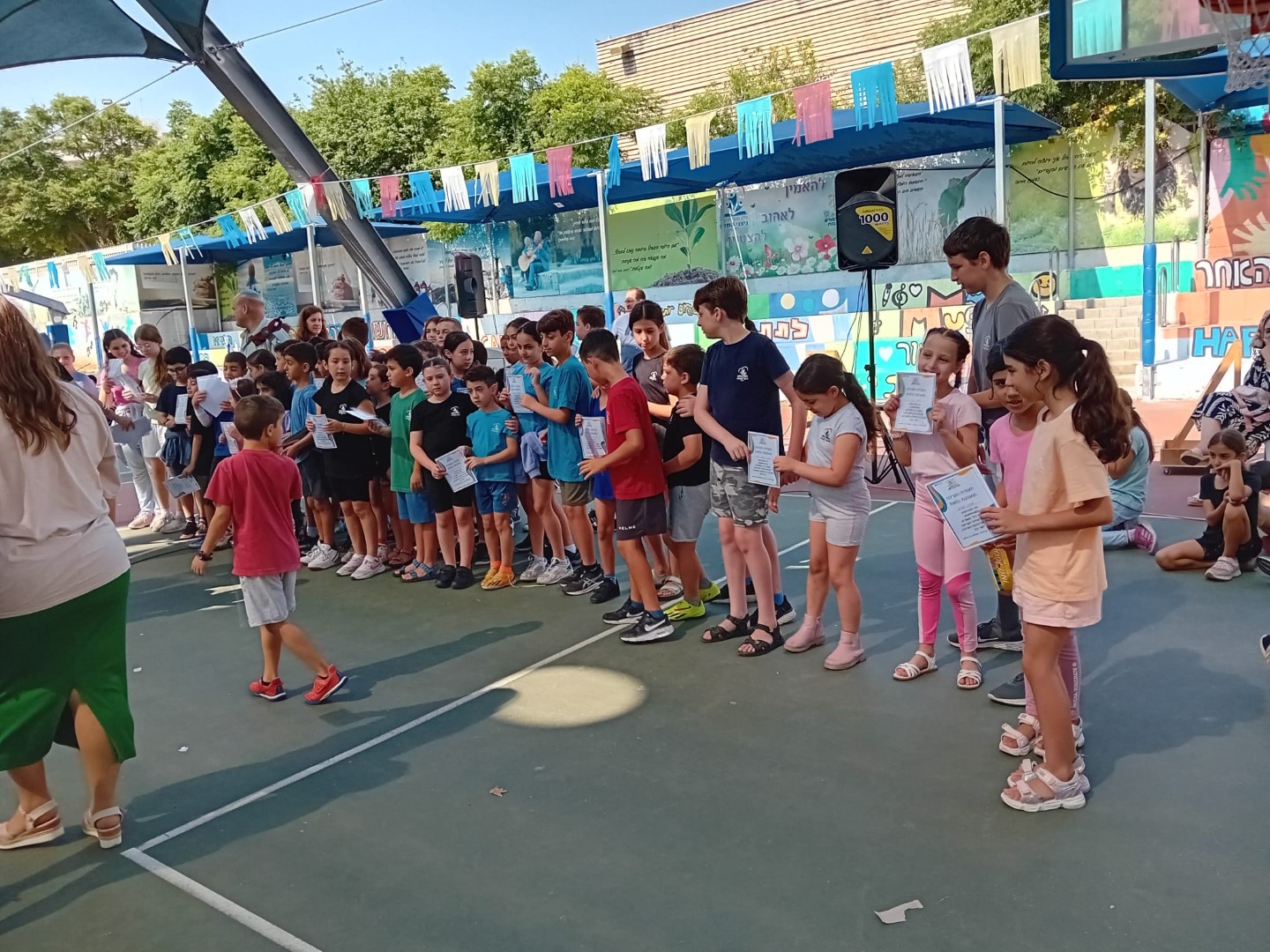 תלמידי בית הספר מקבלים תעודת הערכה