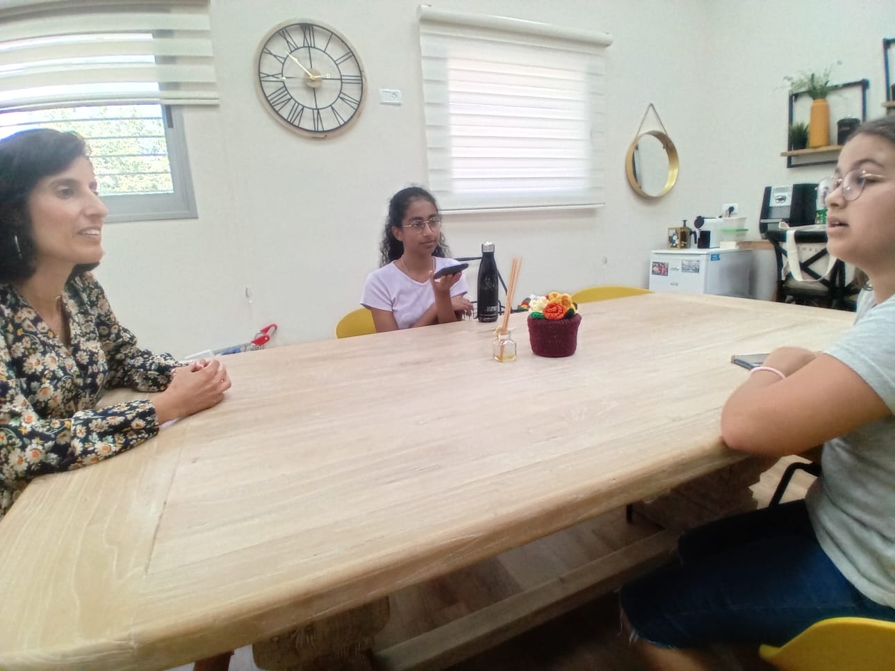 צוות המגזין מראיינות את לימור המנהלת