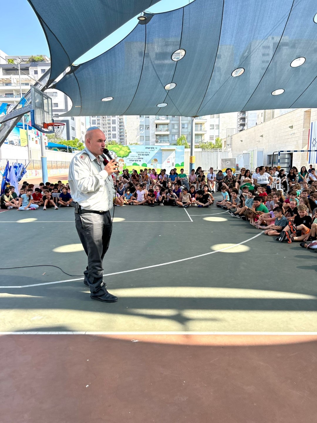 מאור משוחח עם ילדי בית הספר