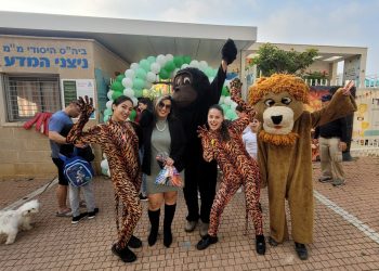 מתחילים את החגיגה. דורית מנהלת בית הספר בכניסה