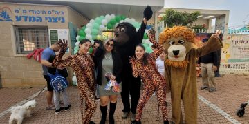 מתחילים את החגיגה. דורית מנהלת בית הספר בכניסה