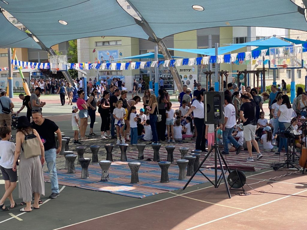 הילדים נהנים ברחבה המרכזית