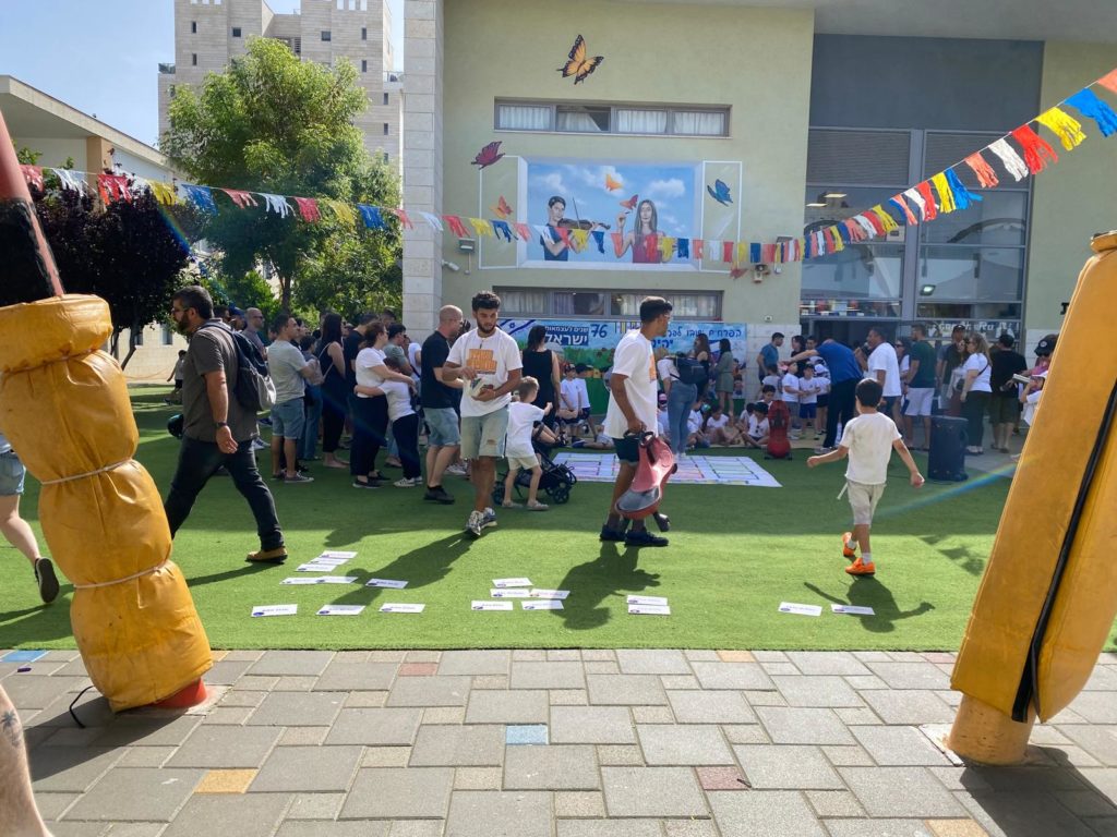 כולם נהנים על הדשא